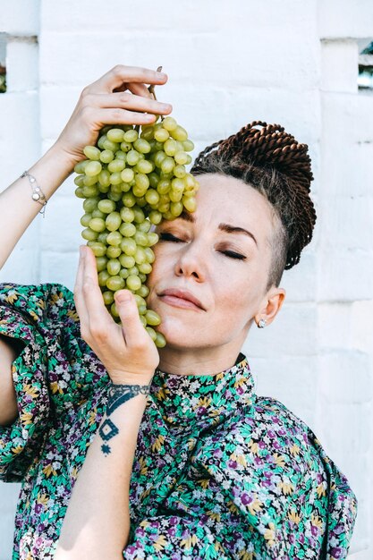 Foto retrato criativo de mulher vegana segurando legumes veganismo vegetarianismo dieta baseada em plantas