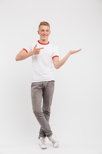 Retrato de cuerpo entero de un adolescente sonriente