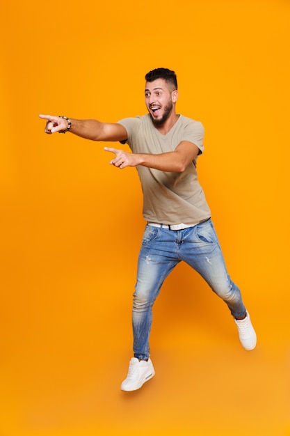 Retrato de cuerpo entero de un alegre joven casual