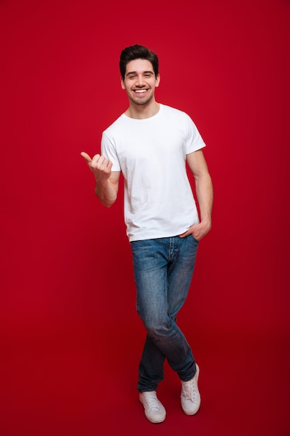 Retrato de cuerpo entero de un alegre joven