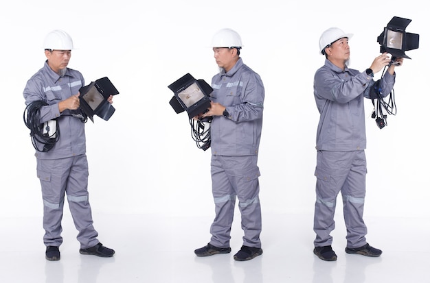 Retrato de cuerpo entero de los años 50 60 Anciano asiático en casco gris uniforme como ingeniero eléctrico, aislado. Técnico eléctrico macho llevar cable electrónico Spotlight gran luz, estudio de fondo blanco