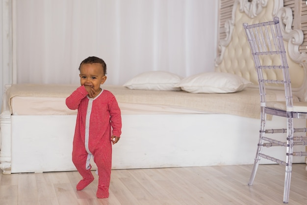 Retrato de cuerpo entero de un bebé de raza mixta en el hogar.