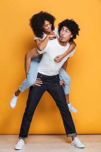 Retrato de cuerpo entero de un divertido joven africano