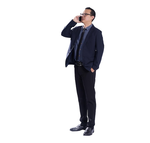 Retrato de cuerpo entero del empresario asiático mediante teléfono aislado sobre fondo blanco.