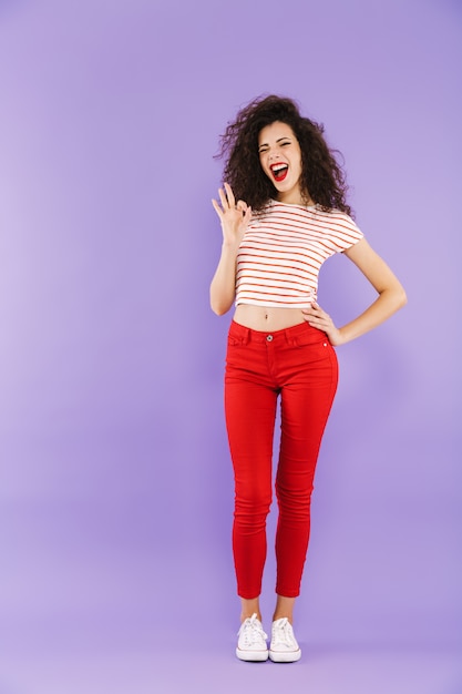 Retrato de cuerpo entero de una feliz mujer casual joven posando