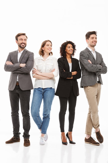 Foto retrato de cuerpo entero de un grupo de empresarios multirraciales