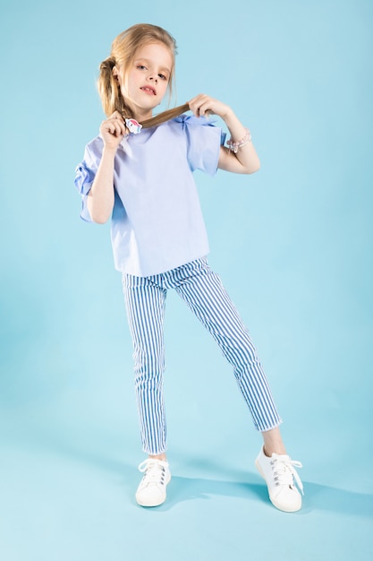 Retrato de cuerpo entero de una hermosa niña en ropa azul