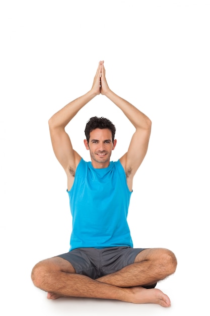 Retrato de cuerpo entero de un hombre deportivo en pose de meditación