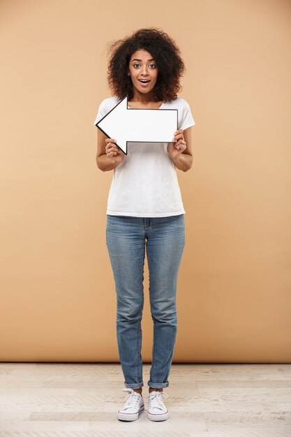 Retrato de cuerpo entero de una joven africana feliz