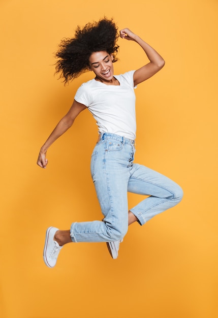 Retrato de cuerpo entero de una joven africana feliz