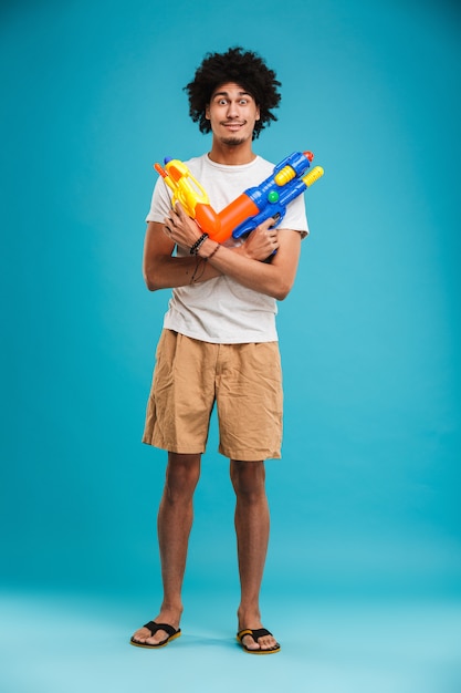 Retrato de cuerpo entero de un joven africano feliz