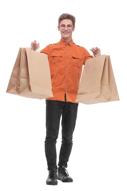 Retrato de cuerpo entero de un joven casual con bolsas de compras