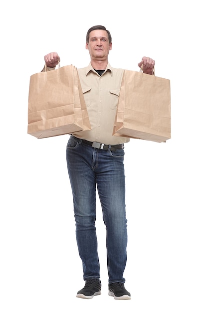 Retrato de cuerpo entero de un joven casual con bolsas de compras