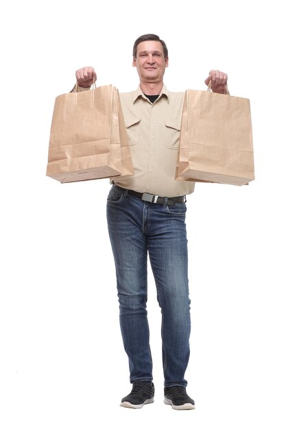 Retrato de cuerpo entero de un joven casual con bolsas de compras