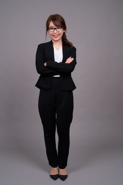 Retrato de cuerpo entero de la joven empresaria asiática de pie