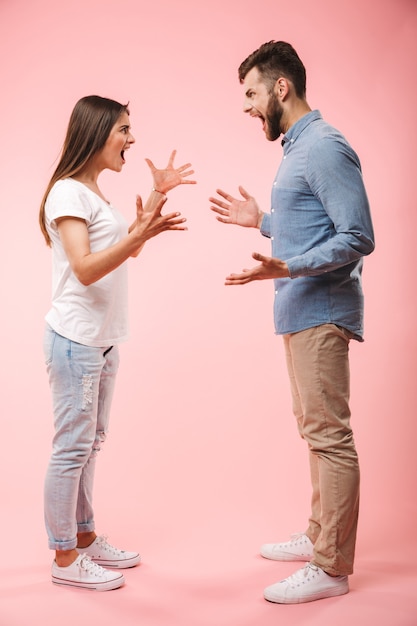 Retrato de cuerpo entero de una joven pareja loca