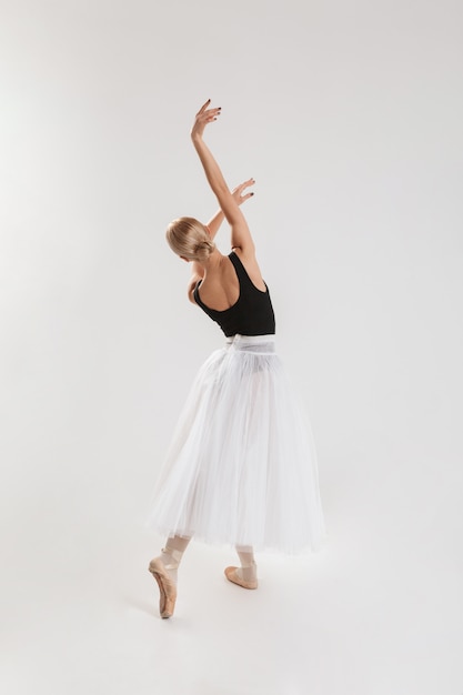 Retrato de cuerpo entero de la joven y talentosa bailarina