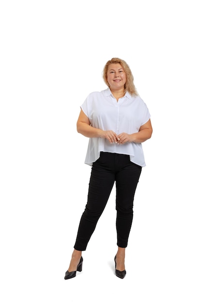 Retrato de cuerpo entero de mujer atractiva con camiseta blanca y jeans posando aislado sobre fondo blanco de estudio. Concepto positivo del cuerpo