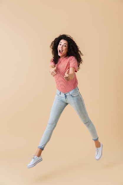 Retrato de cuerpo entero de una mujer joven alegre