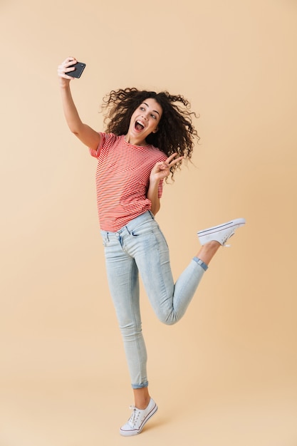 Retrato de cuerpo entero de una mujer joven alegre