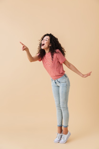 Retrato de cuerpo entero de una mujer joven emocionada