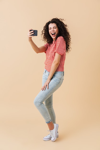 Retrato de cuerpo entero de una mujer joven emocionada