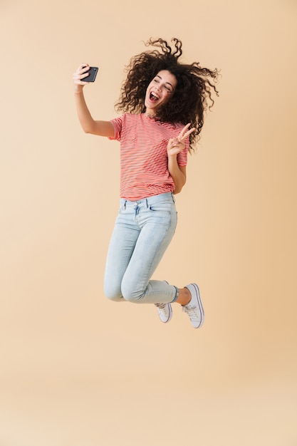 Retrato de cuerpo entero de una mujer joven feliz