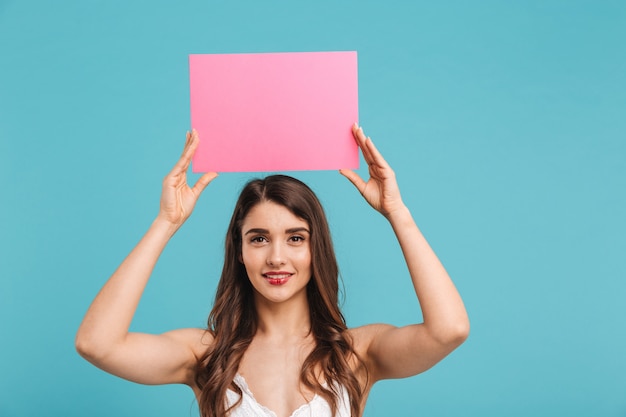 Retrato de cuerpo entero de una mujer joven sonriente