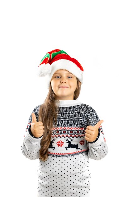 Retrato de cuerpo entero de niña encantadora en suéter blanco de navidad con renos y sombrero enano d ...