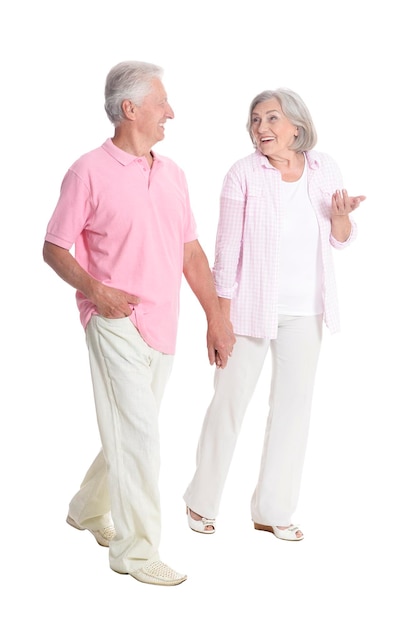 Retrato de cuerpo entero de una pareja de ancianos cogidos de la mano aislado sobre fondo blanco.