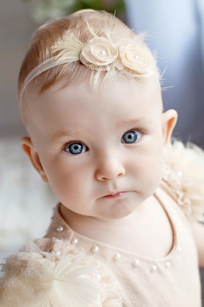 Retrato da adorável garotinha com olhos azuis Olhar sério e quieto Fechar imagem