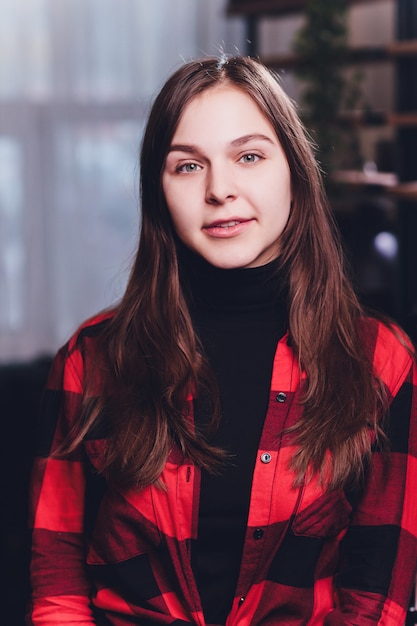 Retrato da arte de uma menina bonita. linda menina morena, retrato em luzes da cidade à noite. Retrato da moda moda estilo jovem mulher bonita com longos cabelos cacheados escuros.