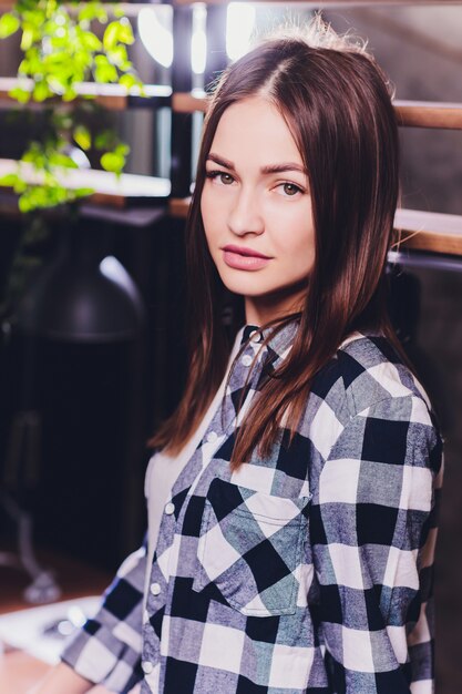 Foto retrato da arte de uma menina bonita. linda menina morena, retrato em luzes da cidade à noite. retrato da moda moda estilo jovem mulher bonita com longos cabelos cacheados escuros.