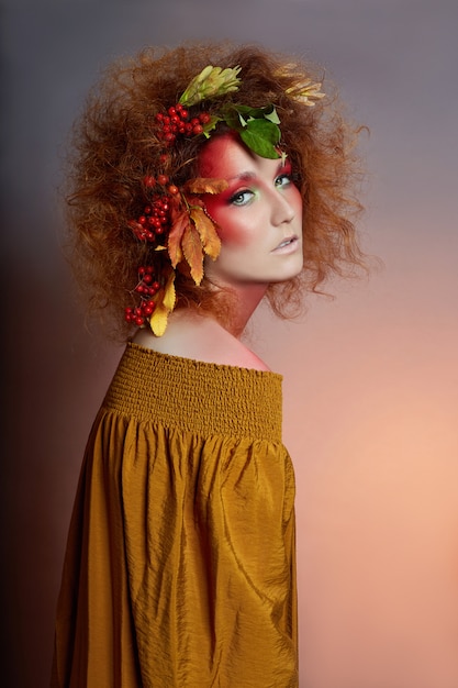 Retrato da arte do outono das mulheres no cabelo, composição vívida