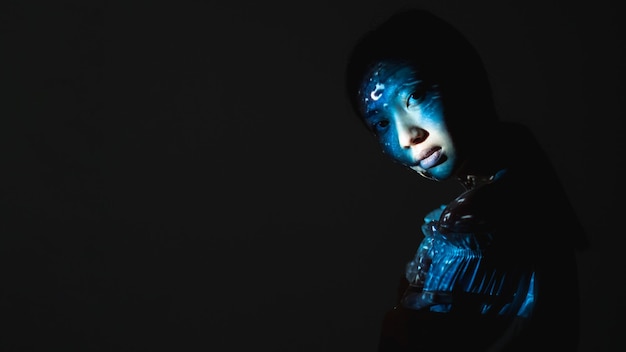 Retrato da arte Pureza da alma Energia da água Chakra espiritual Cor azul mística silhueta de rosto de mulher asiática com luz padrão abstrata isolada no fundo do espaço de cópia preta