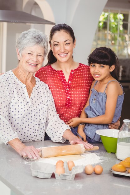 Retrato da avó com a família fazendo pão
