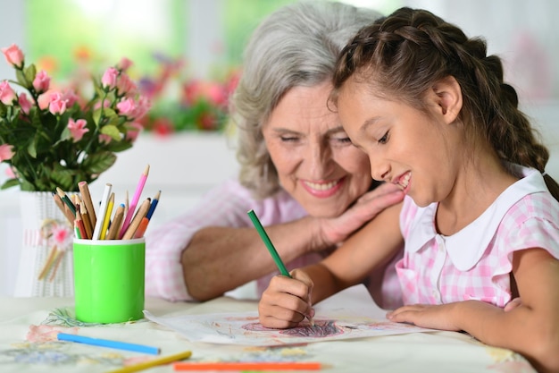 Retrato da avó e da neta desenhando juntas