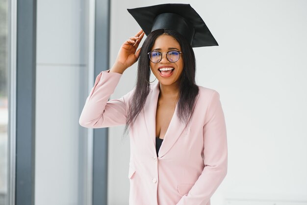 Foto retrato da bela afro-americana graduada