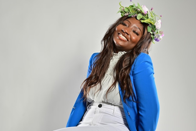 retrato da bela jovem negra com coroa de flores na cabeça