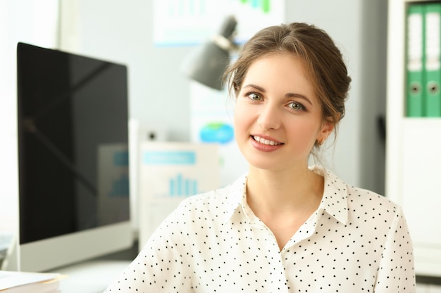 Retrato da bela jovem sorridente mulher de negócios