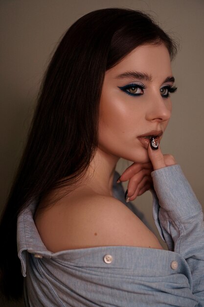 Retrato da beleza com maquiagem azul profissional. Retrato da moda de uma linda mulher morena. Maquiador, salão de beleza, estilista, revista