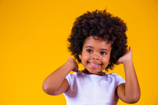 Retrato da beleza da menina afro com penteado afro adorável menina com cabelo blackpower