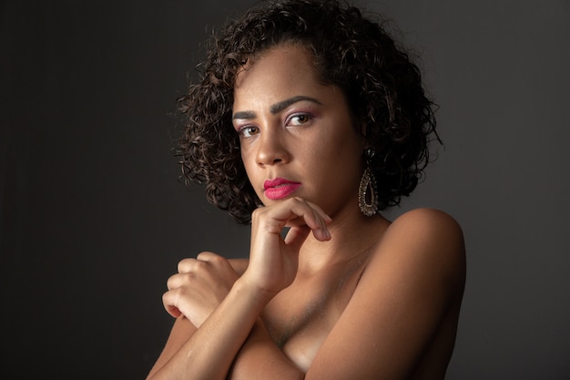 Retrato da beleza da mulher afro-americana com maquiagem penteado e glamour afro