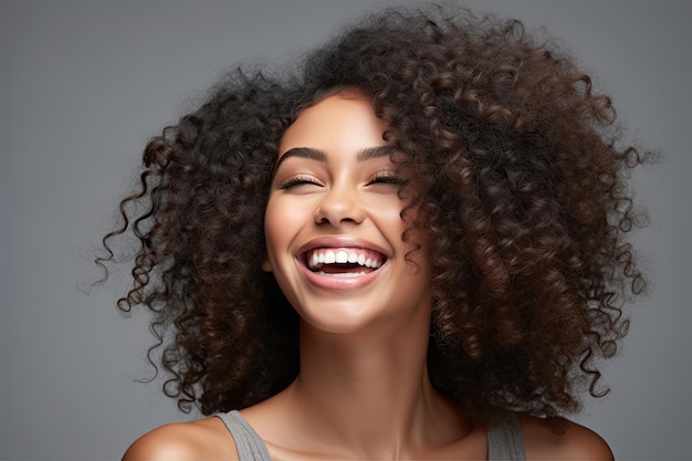 Retrato da beleza da mulher afro-americana com pele limpa e saudável