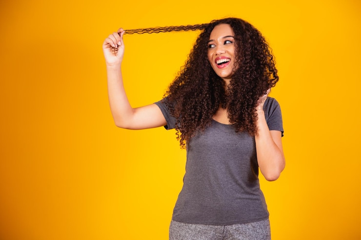 Foto retrato da beleza da mulher afro-americana com penteado afro e maquiagem de glamour. mulher brasileira. mestiço. cabelo encaracolado. penteado.