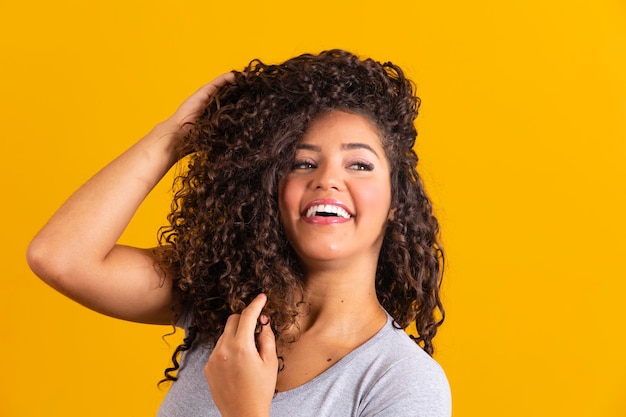 Retrato da beleza da mulher afro-americana com penteado afro e maquiagem glamourosa mulher brasileira cabelo encaracolado estilo de cabelo