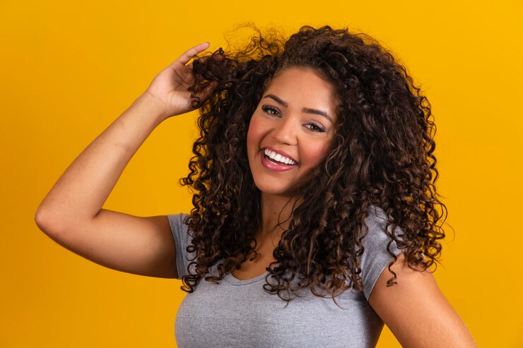 Foto retrato da beleza da mulher afro-americana com penteado afro e maquiagem glamourosa mulher brasileira cabelo encaracolado estilo de cabelo