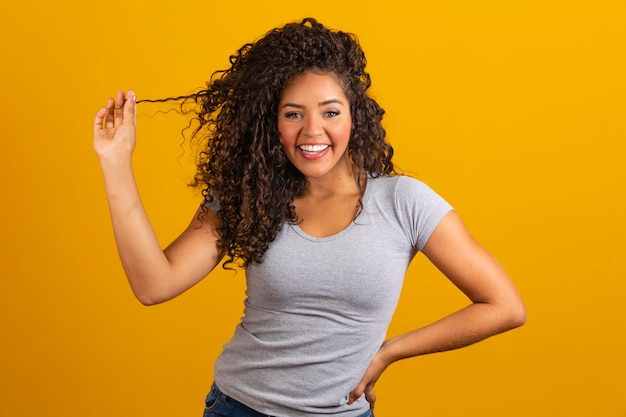 Retrato da beleza da mulher afro-americana com penteado afro e maquiagem glamourosa Mulher brasileira Cabelo encaracolado Estilo de cabelo