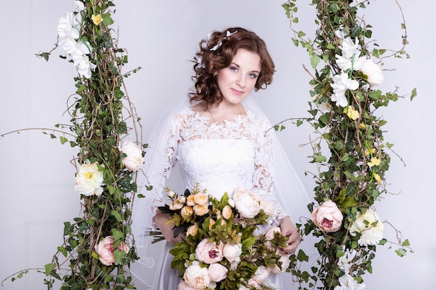 Retrato da beleza da noiva usando vestido de noiva com saia volumosa, foto de estúdio