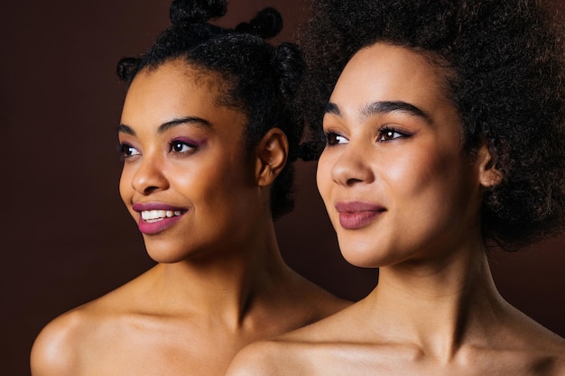 Retrato da beleza de belas mulheres negras vestindo lingerie de lingerie Mulheres muito africanas posando em conceitos de estúdio sobre cosmetologia de beleza e diversidade